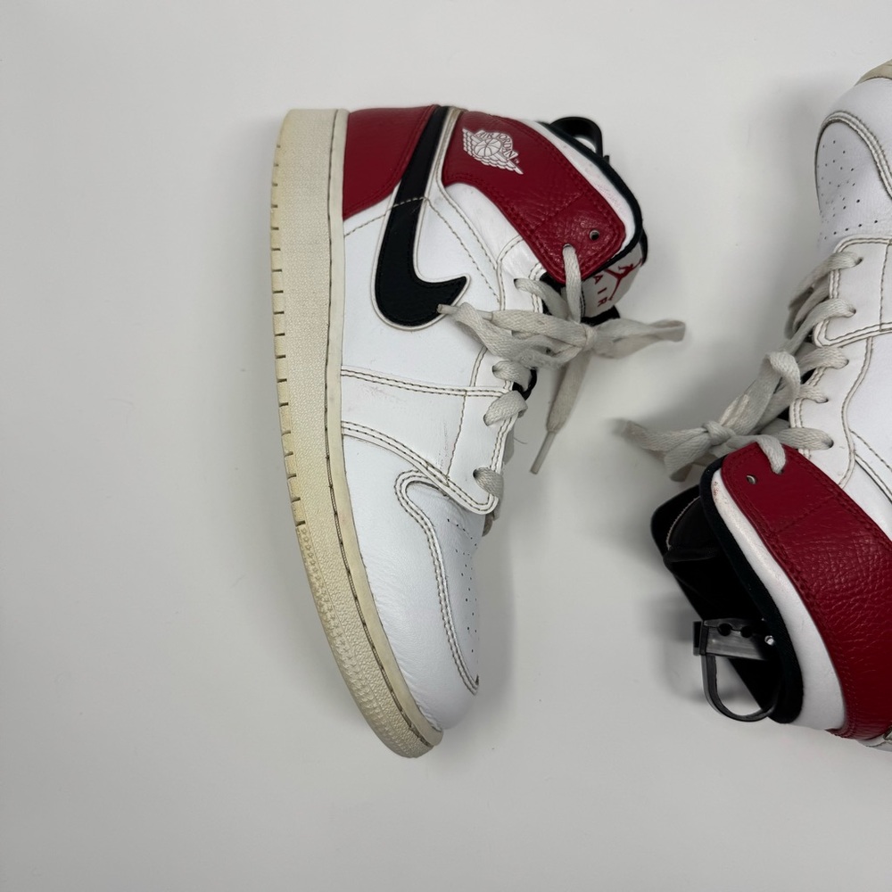 Size 6.5 Youth Nike Air Jordan 1 Mid white Chicago 554725-116 - Picture 6 of 14